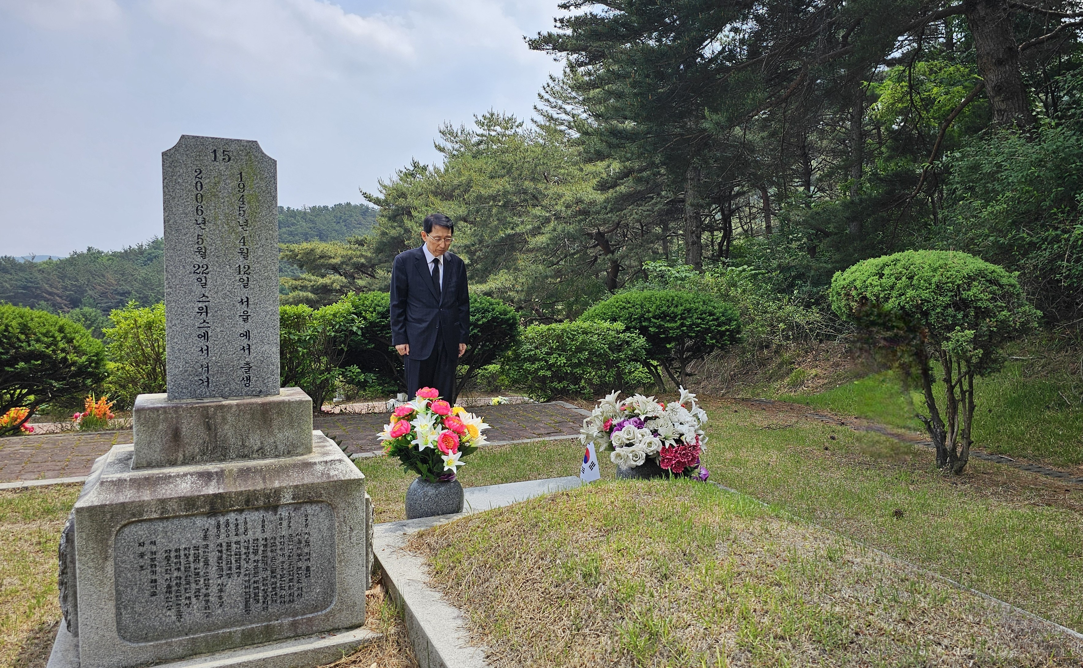 앞에서 찍은 묵념하는 하일수 이사장
